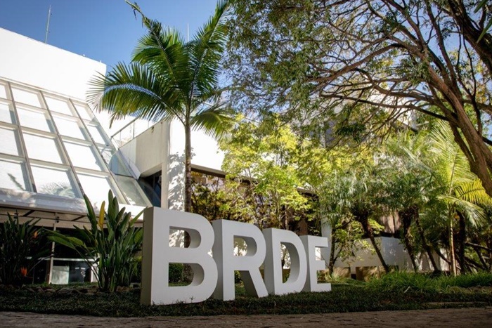 Fachada da instituição financeira, com as letras BRDE em destaque.