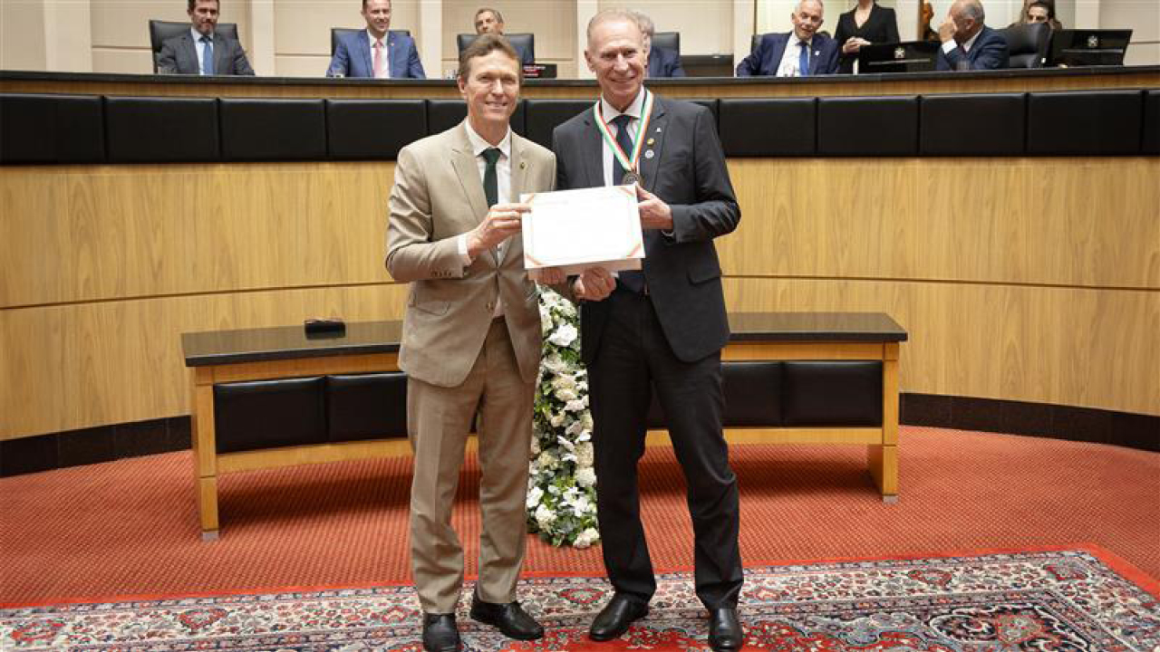 Presidente do TCE/SC recebe maior honraria da Assembleia Legislativa de Santa Catarina