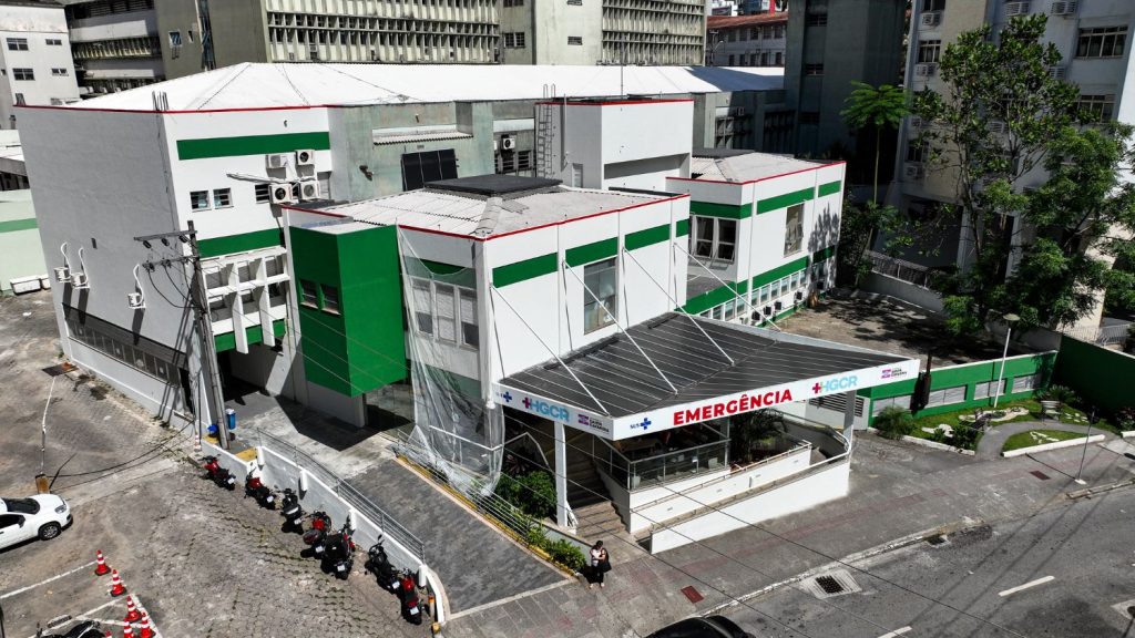 Fachada de hospital público de Santa Catarina integrante da rede estadual de saúde, reconhecido em ranking nacional entre os 100 melhores hospitais públicos do Brasil.