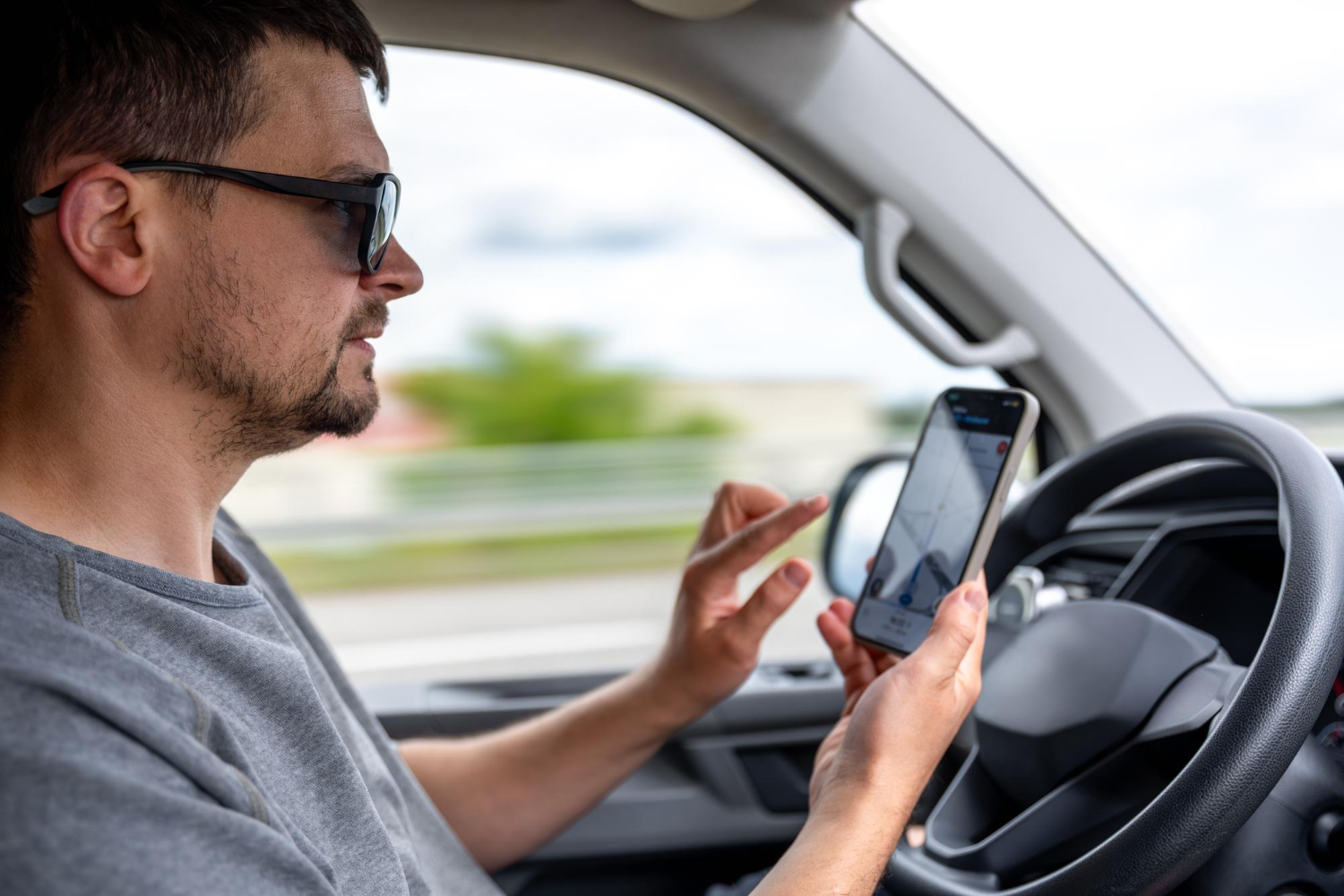 Uso de celular ao volante impulsiona acidentes e gera uma infração a cada cinco minutos no trânsito de SC